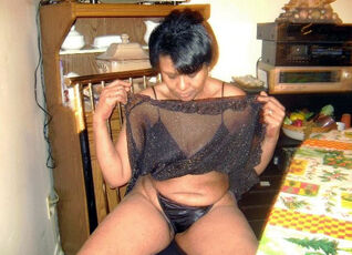 Slender mature wife with fat culo